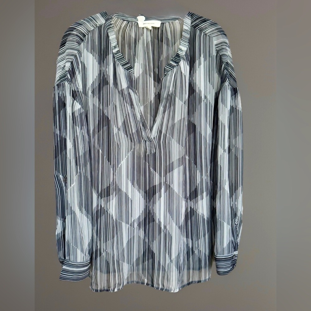 Two by Vince Camuto Long Sleeve V-Neck Pullover Sheer Blouse Black/White Medium